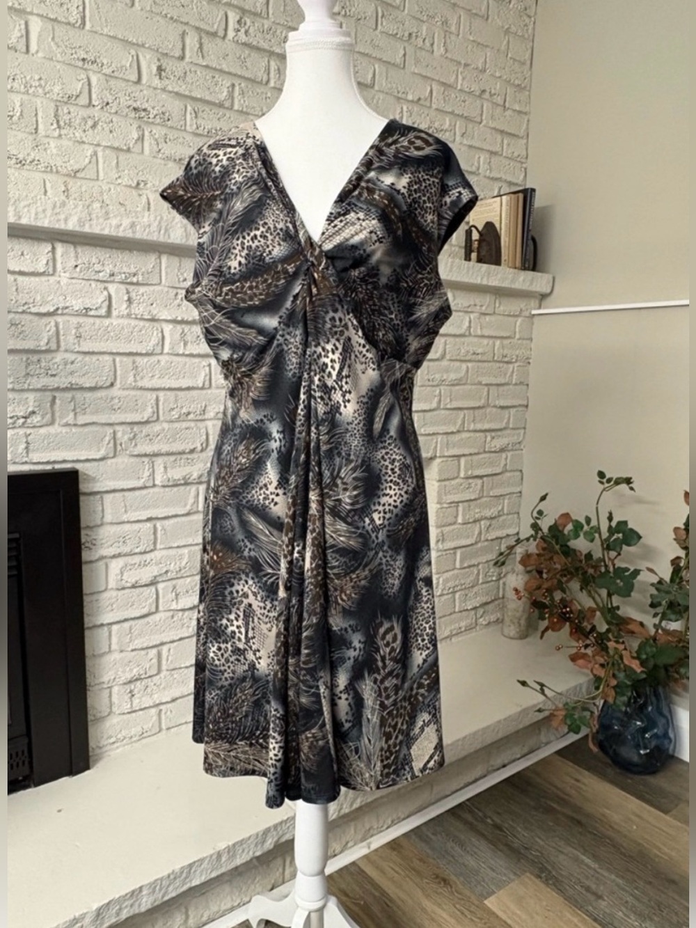 Cleo Petite Animal Feather Print Ruched V-Neck Midi Dress Womens Size 18P Twist